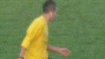 Un giovane calciatore in azione