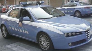 Preleva contanti e viene derubata Due malviventi fuggono in moto