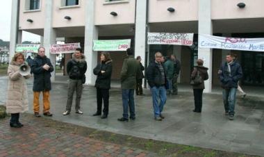 I vigili urbani di Rosignano durante una delle proteste