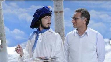 Eccolo con tavolozza e pennello, insieme a Paolo Bonolis