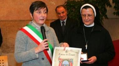 Il sindaco con suor Rita e dietro Bugetti