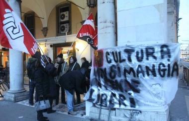 Prof e custodi bloccano il traffico in via Grande