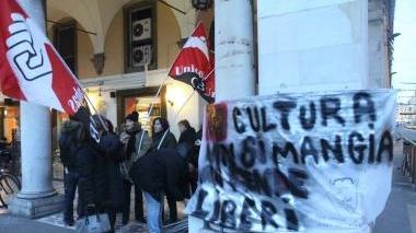 Prof e custodi bloccano il traffico in via Grande