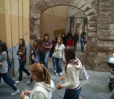 Alunni nel cortile interno dello storico Civitali in via San Nicolao 