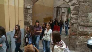 Alunni nel cortile interno dello storico Civitali in via San Nicolao