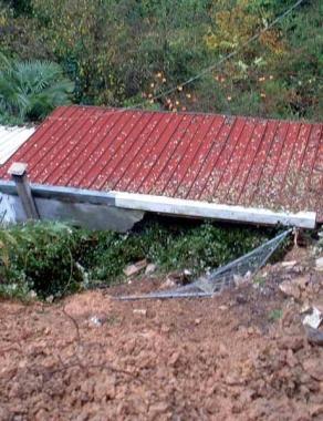 La casa colpita dalla frana 