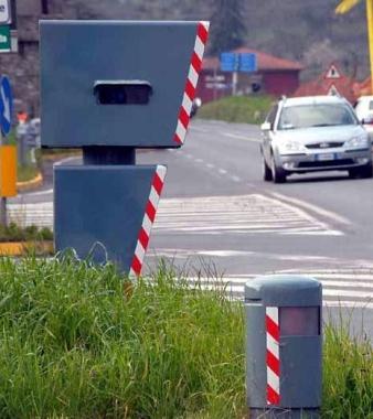Un autovelox sulle strade della Lunigiana   