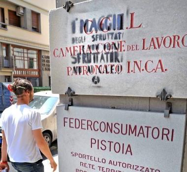 La targa esterna alla sede della Camera del lavoro imbrattata con la scritta  