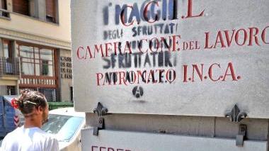 La targa esterna alla sede della Camera del lavoro imbrattata con la scritta