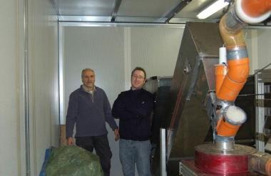 Andrea Gaggioli insieme a Lorenzo Fiorineschi con la nuova macchina A destra il cippato prodotto 