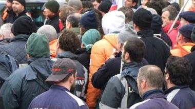 Operai durante un’assemblea