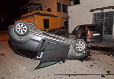 Via Corbellicce, auto si capotta Illeso il giovane conducente