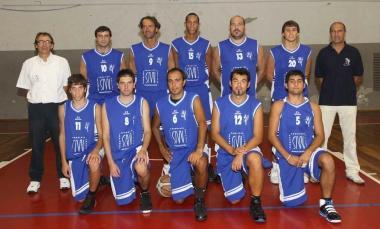 <b>DERBY. </b>Il gruppo della Pallacanestro Livorno e nella foto grande il Nec Don Bosco di Da Prato     