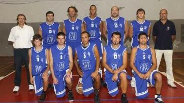 <b>DERBY. </b>Il gruppo della Pallacanestro Livorno e nella foto grande il Nec Don Bosco di Da Prato