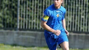 Un’azione di gioco contro la Giacomense e sopra il capitano Lamma, squalificato