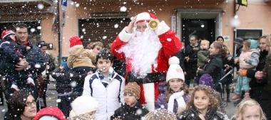 <b>BAMBINI. </b>Babbo Natale con dei piccoli ammiratori in citt&agrave;   