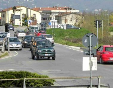Lincrocio tra via Montalbano via Redolone e via Rinascita A destra il progetto della nuova rotonda di Ponte Stella      
