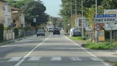 A sinistra uno scorcio di Ponte a Egola; a destra Giacomo Pannocchia appassionato di storia locale