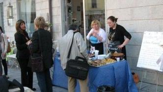 A destra Silvia Serrini e Daniela Fanteria; a sinistra alcuni dei loro piatti preparati per una iniziativa culinaria (foto sopra)