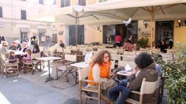 Luca Mori e uno scorcio dei bar di piazza Duomo