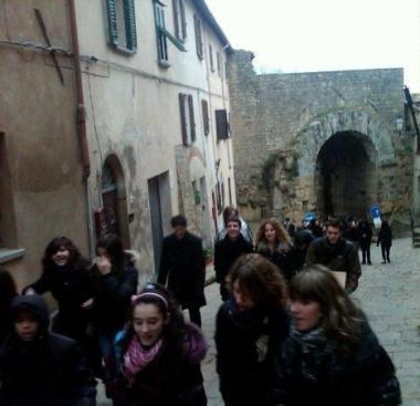 Due momenti della protesta degli studenti del volterrano    