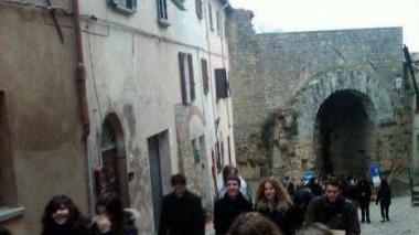 Due momenti della protesta degli studenti del volterrano