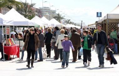 Banchi del mercatino di Lido in Passeggiata 