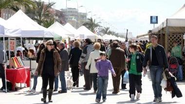 Banchi del mercatino di Lido in Passeggiata