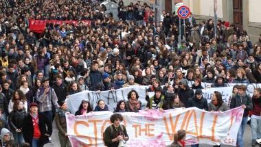 Una immagine dallalto del corteo degli studenti in corso Gramsci 