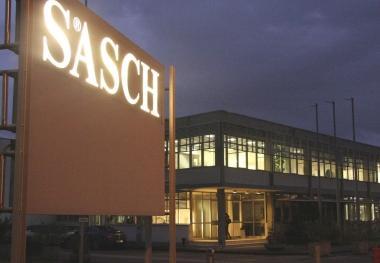 Lavoratori davanti alla sede Sasch durante un incontro tra propriet&agrave; e sindacati e la sede dellazienda   