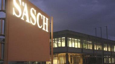 Lavoratori davanti alla sede Sasch durante un incontro tra proprietà e sindacati e la sede dell’azienda