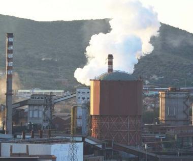 Il gasometro della Lucchini visto dalla Tolla 