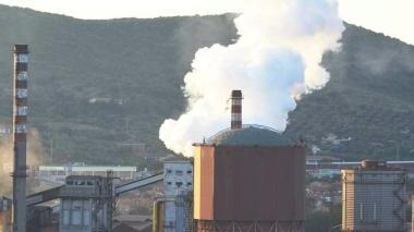 Il gasometro della Lucchini visto dalla Tolla