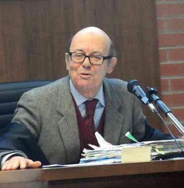 Il giudice Maurizio Mauceri durante la sua ultima udienza in tribunale a Carrara 