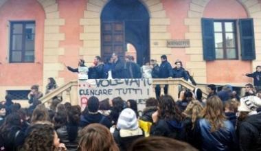 Scuole inadeguate, studenti in piazza con tamburi e fumogeni