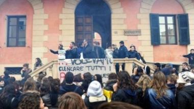 Scuole inadeguate, studenti in piazza con tamburi e fumogeni