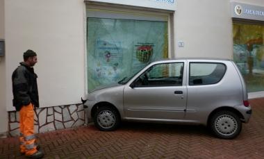Macchina contro il muro della banca