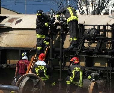 <b>EROICI.</b> Vigili del fuoco al lavoro sulle cisterne 