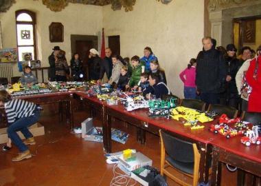 Ragazzi di tutte le età incantati dalle opere create con i Lego