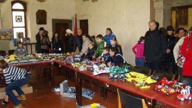 Ragazzi di tutte le età incantati dalle opere create con i Lego