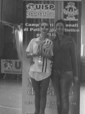 Erika Lombardi e la sua allenatrice: la pattinatrice ha conquistato la medaglia doro ai campionati Uisp           