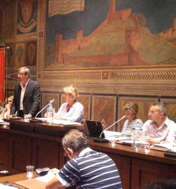 Una seduta del consiglio comunale di San Miniato  