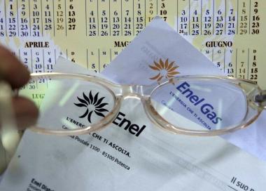 Un utente mentre controlla le bollette e la Procura di Pisa 