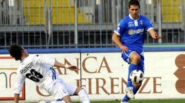 Il difensore Lino Marzoratti in azione nel match con l’Atalanta