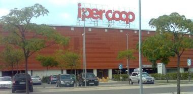 Rubavano all'Ipercoop: arrestati