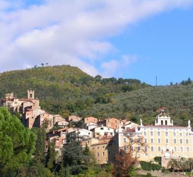 Una panoramica del paese di Collodi Castello