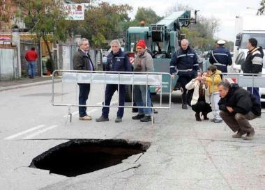 La voragine aperta in via Covetta   