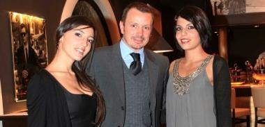 Maurizio Carrara tra le modelle Julie Dorotoni e Selvaggia Salvini