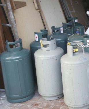 Bombole del gas in un deposito     