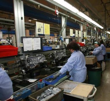 Operai al lavoro allinterno dello stabilimento  